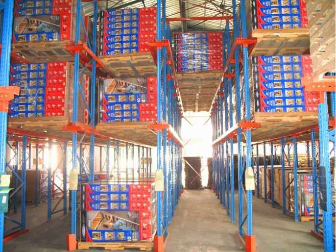 通廊式貨架（駛入式）